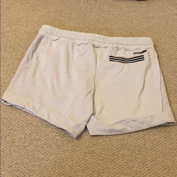 White shorts - Picture 2 of 4